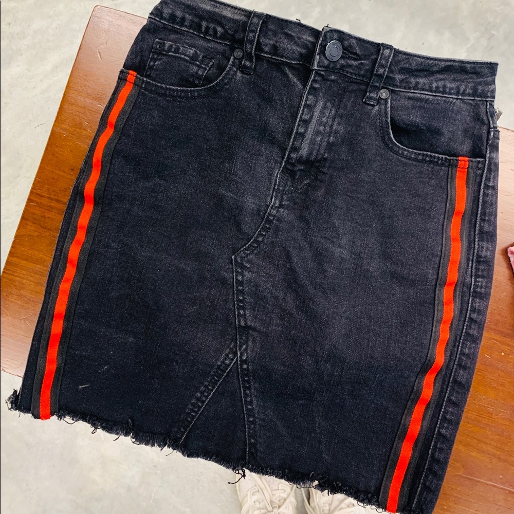 Jean skirt with red stripe
